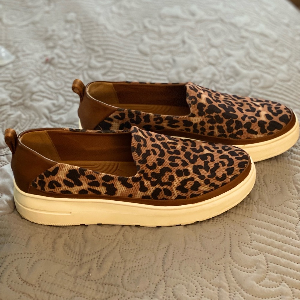 Baretraps Nevin size 9 leopard platform sneaker.New like new. Worn 3 times